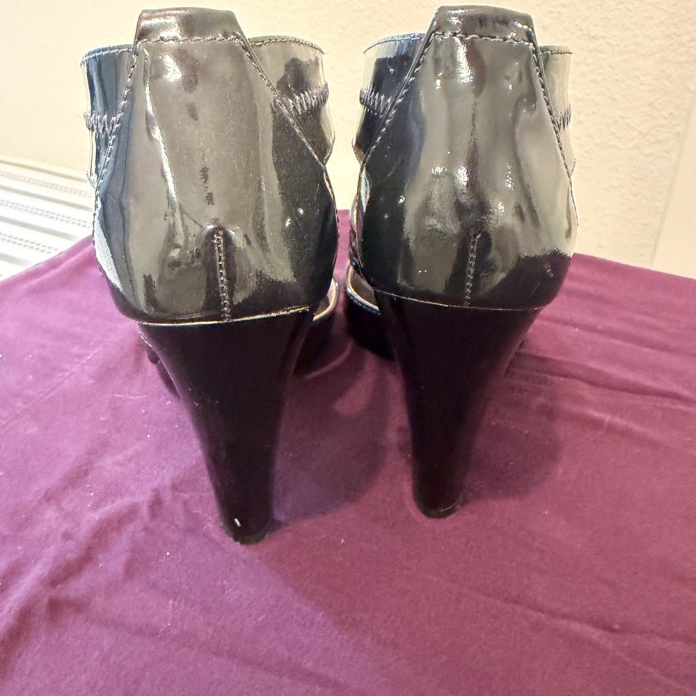 Michael Kors Navy Patent Leather Zip-Front Women's Heels - Size 7 - Picture 6 of 8
